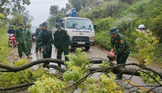 Bộ đội dọn dẹp cây lớn chắn ngang đường