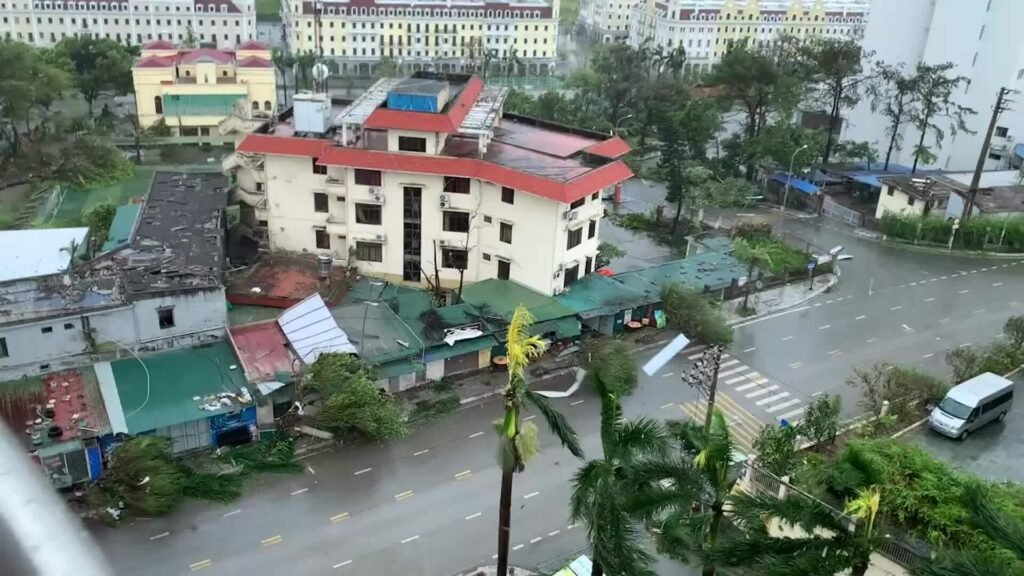 Mảnh tôn bay khắp nơi ở TP Hạ Long